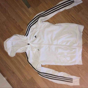  - En klassisk zipper från adidas i bomull, funkar till både träning och vardag Storlek: S Skickas mot frakt eller så möts vi i centrala Sthlm!