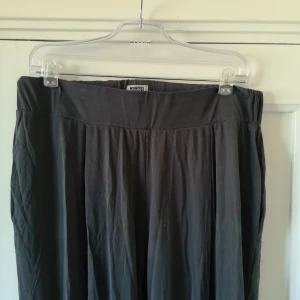  - Grå byxor i jersey. Noll passform men så sköna. 