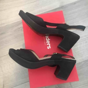  - Helt nya och oanvända sandaler från Wonders. Svarta, fint och bekvämt läder. Var en felbeställning pga fel storlek. 