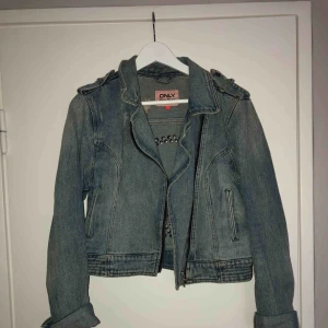  - Snygg jeansjacka men coolt motiv på ryggen av nitar. Säljer den då jag inte använder den längre. 