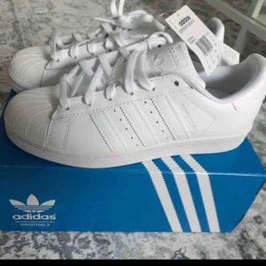  - Helt nya Adidas Superstar Foundatio i storlek 39,3. Nypris 999:-, säljer för 850kr inklusive fraktkostnad. 💌 Betalas via swish! 