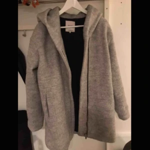  - Varm kappa från Zara med stor luva. Oanvänd. 