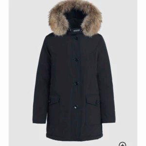  - Säljer min W’s Arctic Parka DF. Köptes förra vintern men är bara använd max 5 gånger på grund av att den är för liten så den är i stort sett i nyskick. Den är i färgen dark navy, passar till allt! Nypris: 7499kr