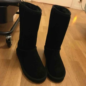  - Helt nya ugg, fick hem de idag med dem var för små. Det är riktiga ugg. Har aldrig haft på dem. Jätte fina. Frakten är inräknad 