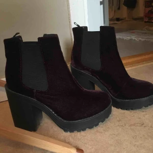  - Mörklila sammets boots i storlek 36 som nya