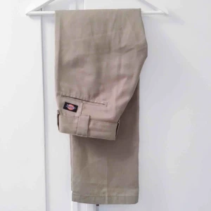  - Dickies work pants i strl W26 L30. Mycket fint skick! Betalas via swish, köparen står för frakt :)