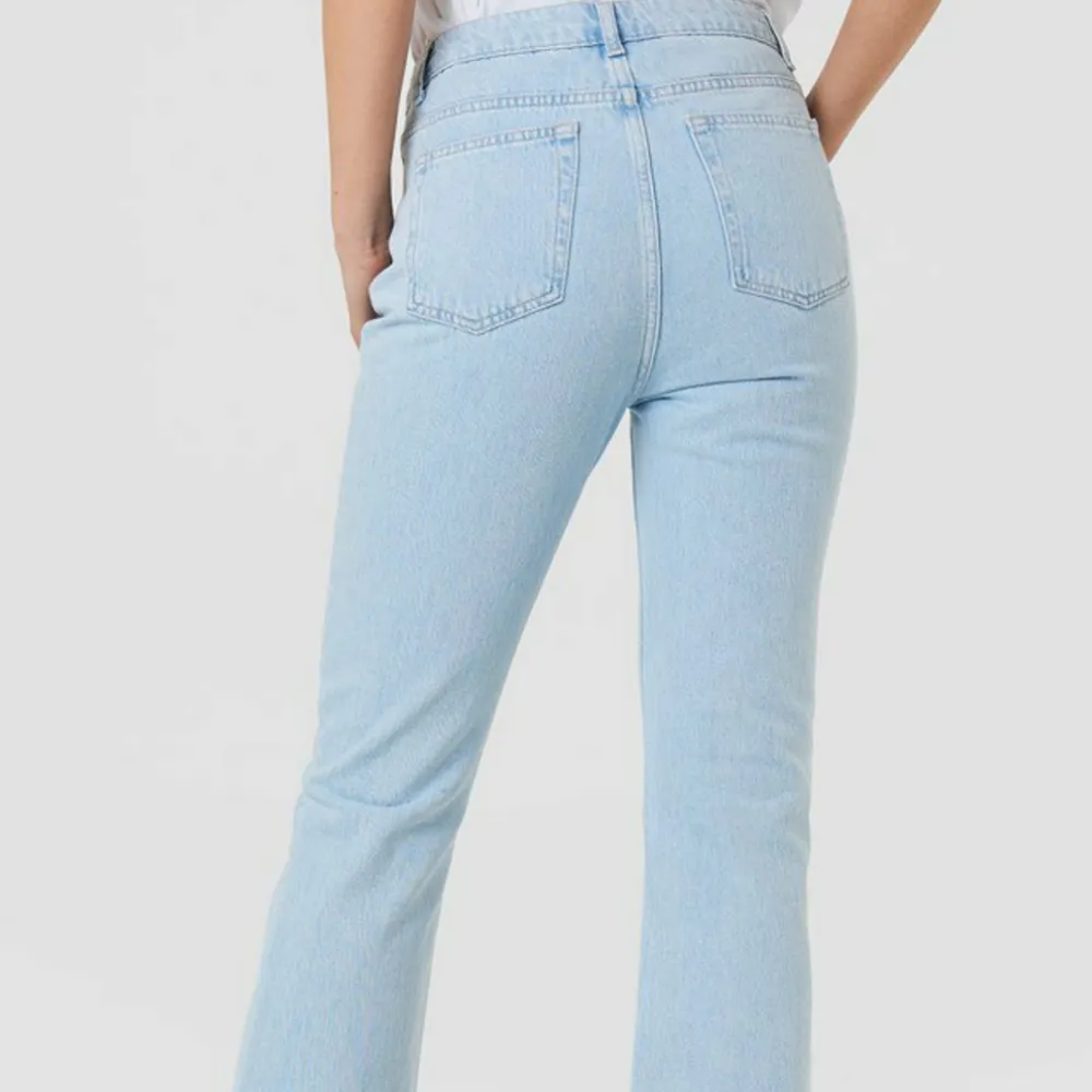 Sold out super-stylish kick-flare jeans from NA-KD! Totally unused and new, size 32. Meet up on Södermalm or in the T-center or be sent for shipping cost. Write if you have questions!. Jeans & Byxor.