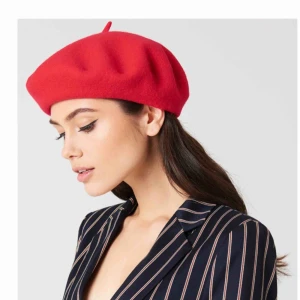  - Röd basker superfin, aldrig använd! 😍✨