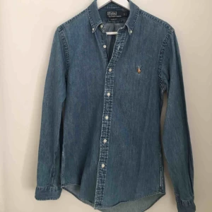  - Slim fit herrskjorta från Polo by Ralph Lauren. Passar även till tjejer. 