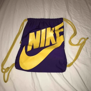  - NIKE gympapåse, lila och gul, passar perfekt istället för ryggsäck eller handväska. 