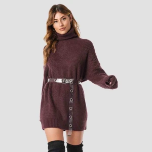  - Vinröd stickad klänning, sjukt snygg men jag har inte fått någon användning av den därför är den helt oanvänd med prislappar kvar. Passar även xs o s.