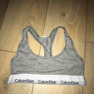  - Calvin Klein top Använd några gånger endast.fri frakt!lappen är bortklippt. Säljer på grund av för liten!
