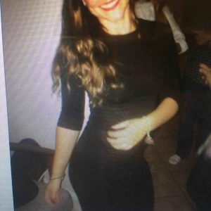  - Tight figurnära svart klänning med trekvartsärm i mjukt material! Sitter jättebra. Fint skick! Strl UK 10 vilket ska motsvara en 38:a. Köpt i London.