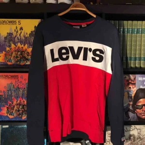  - Sweatshirt från Levis. Köparen står för frakt på cirka 70kr. 