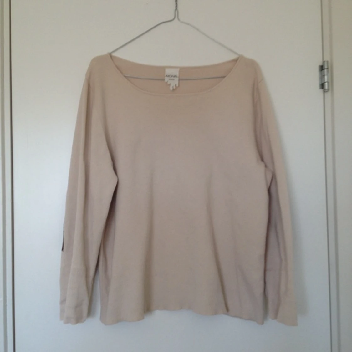 Beige tröja från monki med bruna detaljer vi armbågarna. Bra skick! - 1394970328