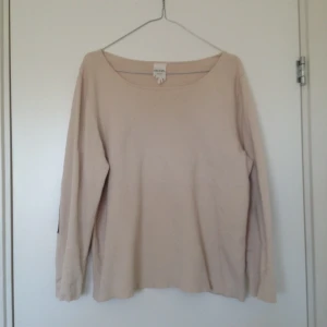 Beige tröja från monki med bruna detaljer vi armbågarna. Bra skick! - Beige tröja från monki med bruna detaljer vi armbågarna. Bra skick!