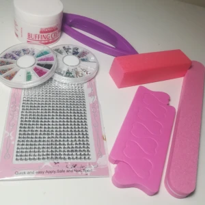  - Nagelsaker- allt för 50 kr. Det som ingår är: ▪️Nagelstenar och nagelglitter. ▪️Buffingcream  ▪️Nagelfilar▪️Fingerseparerare/tåseparerare Allt är oanvänt💫 Vill du köpa något separat, lägg ett bud💞 