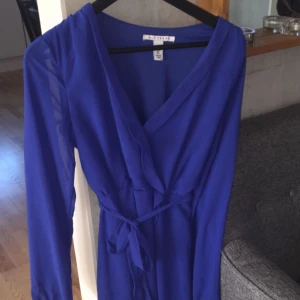  - Fin blå klänning från Nelly, använd endast en gång, knyte runt midjan 