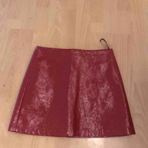  - En supersnygg lack-kjol, köpt på forever 21 för ett år sen. Knappt använd!  Kan tyvärr inte ha den längre, så hoppas den kommer användas hos någon annan. Kan mötas upp eller så skickas den, 50kr i frakt. 