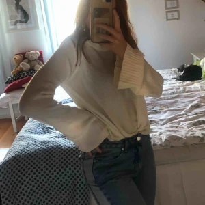  - Stickat vit tröja med utsvängda armar. Frakt tillkommer!