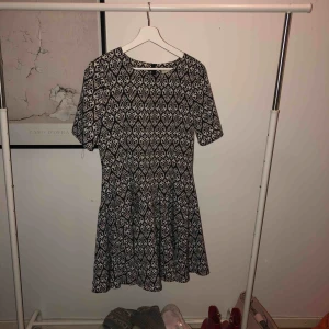  - Klänning från H&M Conscious Collection i storlek 38. Använd en gång. 
