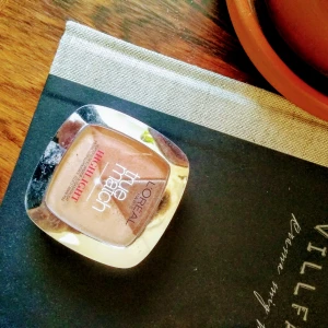  - Påbörjad ögonskuggepalett, säljer på grund av platsbrist.