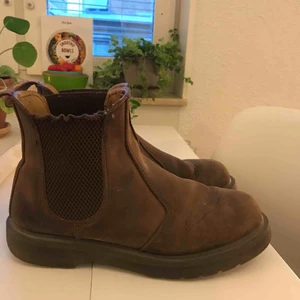  - Stlk 37 som skulle passa en med stlk 38 med. Väl använda men fortfarande en bra känga att ha i vinter samt snygga. Möts upp i Göteborg city av intresse