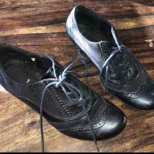  - Hittar inte vart set står storlek men passar mig som är 38. Lite repig framtill vid tårna och sliten vid klack.  Kan hämtas i Hässleholm eller Malmö.  OBS! Katt i hem. 