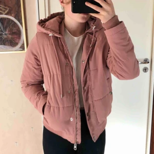  - Jättefin gammelrosa jacka inköpt förra våren! Sparsamt använd och nytvättad så ser ut som ny. Storlek XS men relativt stor så funkar definitivt för någon som har S också. Frakt 58 kr ✨