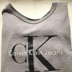 Knapp använd calvin Klein tröja! Den är egentligen en XS men jag är typ en medium idag och den funkar fortfarande på mig! 