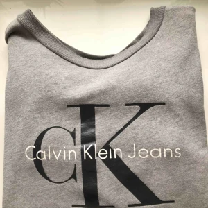  - Knapp använd calvin Klein tröja! Den är egentligen en XS men jag är typ en medium idag och den funkar fortfarande på mig! 