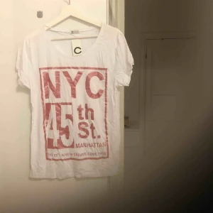  - Ny t-shirt med snyggt glittrigt tryck