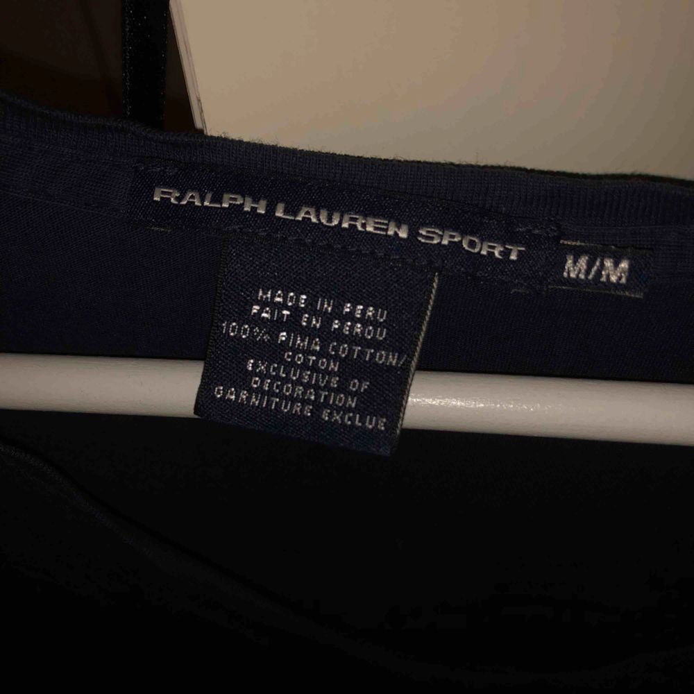 En marinblå v-ringad tröja från Ralph lauren! Nästan aldrog använd. Storlek M men skulle säga att den är mer XS/S. Frakt 40kr. Toppar.