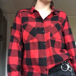 - pris är förhandlingsbart vid snabb affär✨ köper du flera plagg får du rabatt⭐️ flanneltröja, använd ett fåtal gånger