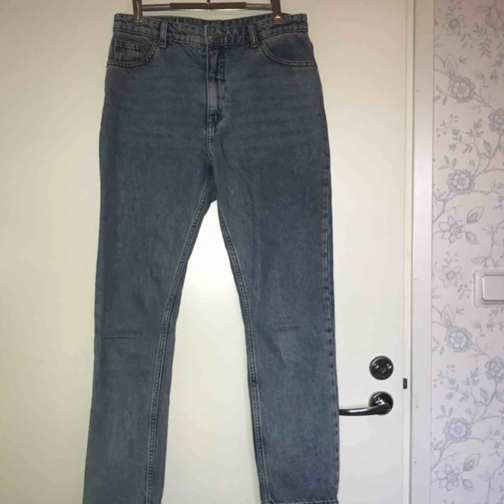Klassiska Kimomo mom jeans från monki i storlek 30 (sista bilden är tagen från Google för att visa passformen)  En fraktkostnad tillkommer 🌹. Jeans & Byxor.