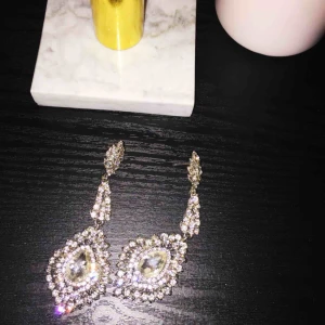  - Superfina örhängen som aldrig är använda, har haft dem länge dock✨