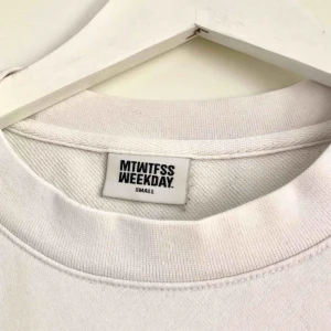  - Basic vit sweatshirt från Weekday! Är storlek small men passar mer som en medium. Möts upp i stockholm, annars står köparen för frakten. 