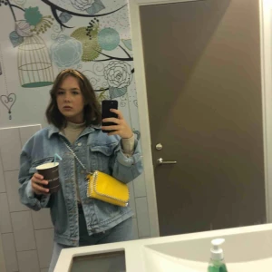  - Otroligt fin väska i nyskick! Världens härligaste färg dessutom som piffar upp vilken outfit som helst! Frakt 50kr Pris kan diskuteras 