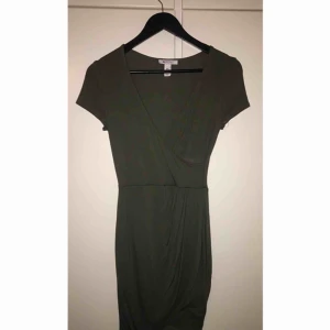  - Olivgrön wrapped dress från Nelly. Aldrig använd. 