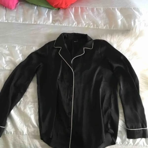  - Galet snygg, svart blus/skjorta från Ginatricot! I strl 36 men skulle säga att den snarare är en 34/36. I jättefint skick och passar till det mesta! 🌞