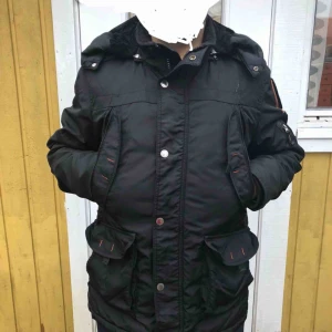  - Säljer jätte fin vinter jacka Parajumpers, vattentät. Svart färg. Storlek L. Pris kan diskuteras