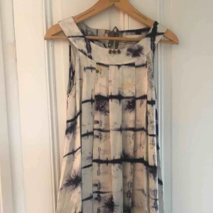  - Fin klänning i siden, från Odd Molly.  Stlk 2, motsvarar 36/38. Endast använd en gång. Fina detaljer. Jag är 163 cm och klänningen går strax under knäna på mig. 