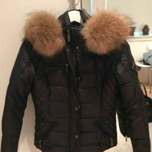  - Säljer min mysiga Rockandblue jacka i otroligt bra skick, knappt använd. Nypris 3500kr 