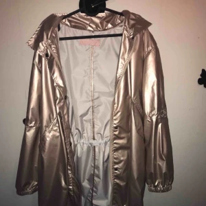  - Jättefin jacka, minns inte vad affären hette jag köpte den ifrån men den var rätt dyr. Aldrig använd sen köpt! Skriv för mer bilder💓