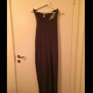  - Mörkgrå långklänning från & Other Stories. Dubbla lager i bland annat linne gör den både sval och varm. Snygg och skön året om. Fint skick, som ny. Möts upp i Stockholm efter överenskommelse alternativt skickas mot fraktkostnad.