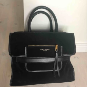  - Säljer min fina Marc Jacobs Madison i svart mocka med gulddetaljer! Den är nästintill aldrig använd och är i väldigt fint skick! Köpt på Illum i Köpenhamn förra våren. Nypris ca 7000. Pris kan diskuteras vidd snabb affär! Hämtas i Malmö eller skickas.