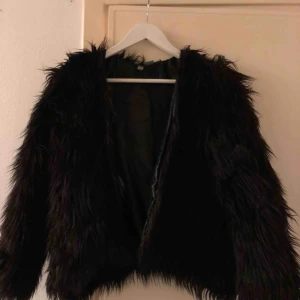  - Svart kort fuskpälsjacka i fint skick, storlek 36. Köparen står för frakten.
