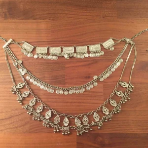  - Ett stort halsband med olika mönster på sig