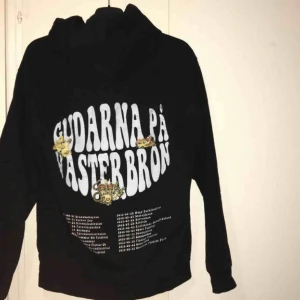  - En gpv-hoodie i storlek S. Helt oanvänd eftersom den är för liten för mig. Finns inte att köpa någonstans längre. Budgivning börjar på 600:-