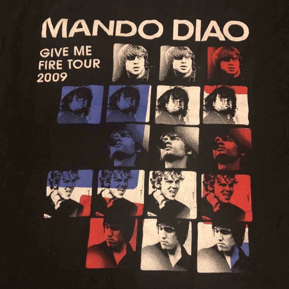 Turné T-shirt Mando Diao. Medium på lappen men sitter mer som s eller XS. Kan hämtas i Uppsala eller skickas för 39 sek . T-shirts.